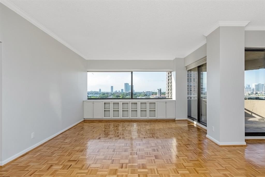 The heart of the home, the living area is large and roomy, allowing a number of variations for your furniture placement. The fabulous window-view showcasing the Houston cityscape exudes a truly elevated lifestyle of relaxation and recreation.