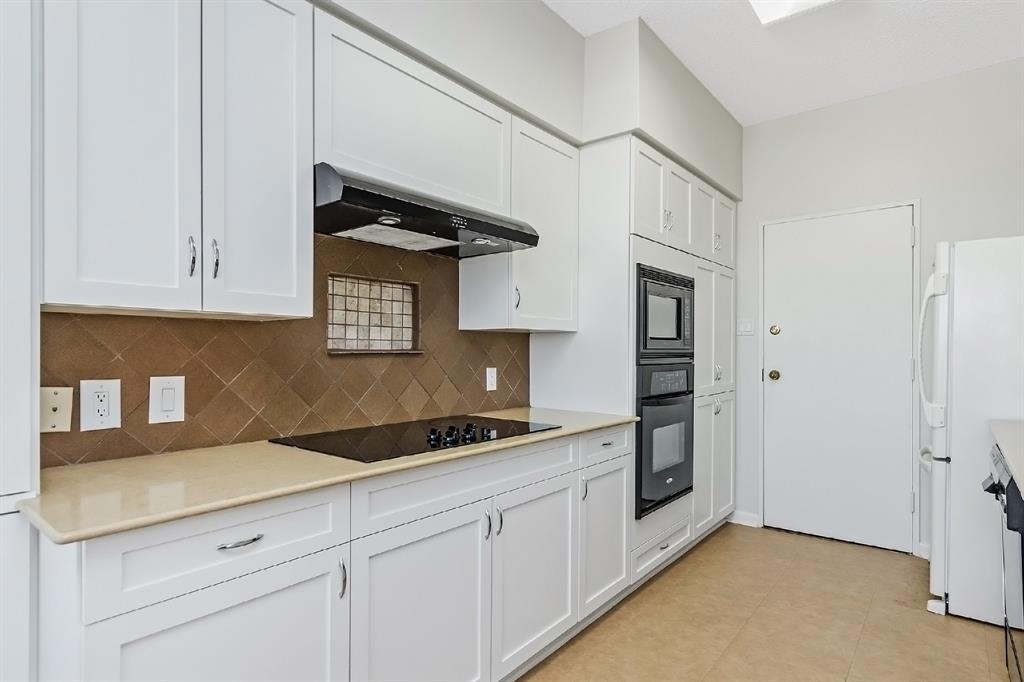 The delicate details make all the difference as the kitchen upgrades the quality of the home with its fine stovetop and oven. The bricked designer tile complements the homely ambiance of the space.