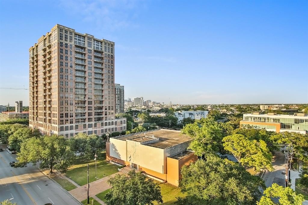 You'll be minutes away from all the hustle and bustle of the town. Museum District sits in-between Houstons central employment districts. Located 1.5 mile southwest of the building, Texas Medical Center houses 52 medical and clinical institutions with more than 106,000 employees.