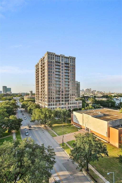 Go from one place to another without a hitch! 5000 Montrose has immediate access to major thoroughfares including South and Southwest Freeways. Public transportation will be at your reach, including the METRORail Red line and B-cycle stations.