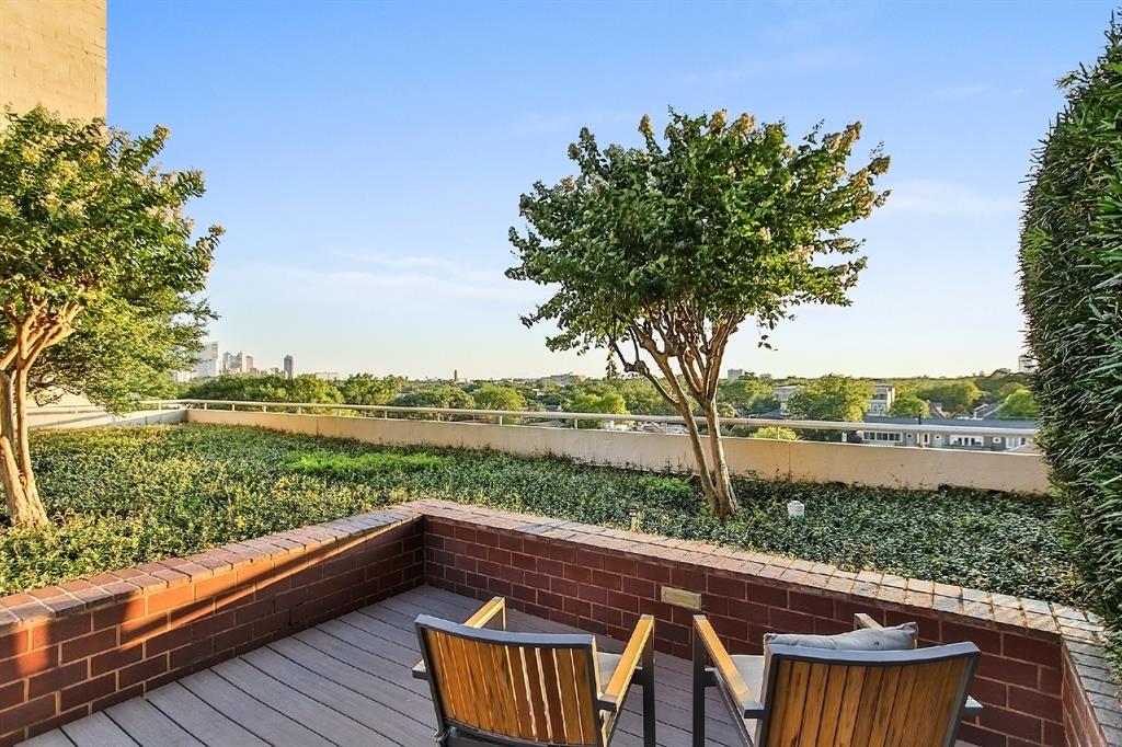 Exhibiting the priceless Houston horizon, this patio is a perfect area to enjoy and get your daily dose of sunlight. As the sunrise and sunset dip in, you get a good idea of the cheery lifestyle that takes place in this wonderful condominium.
