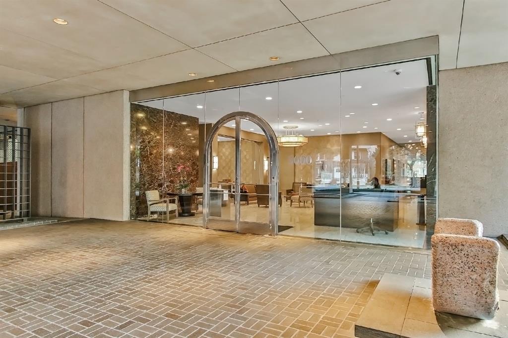 The intricately-decorated lobby is designed with elegant furniture, chandeliers, and palatial decorations everywhere. 24-hour concierge, valet, impressive lobby await you at 5000 Montrose at the Museum. The lavish style sets the tone right for the elegant lifestyle you can have in this condominium.