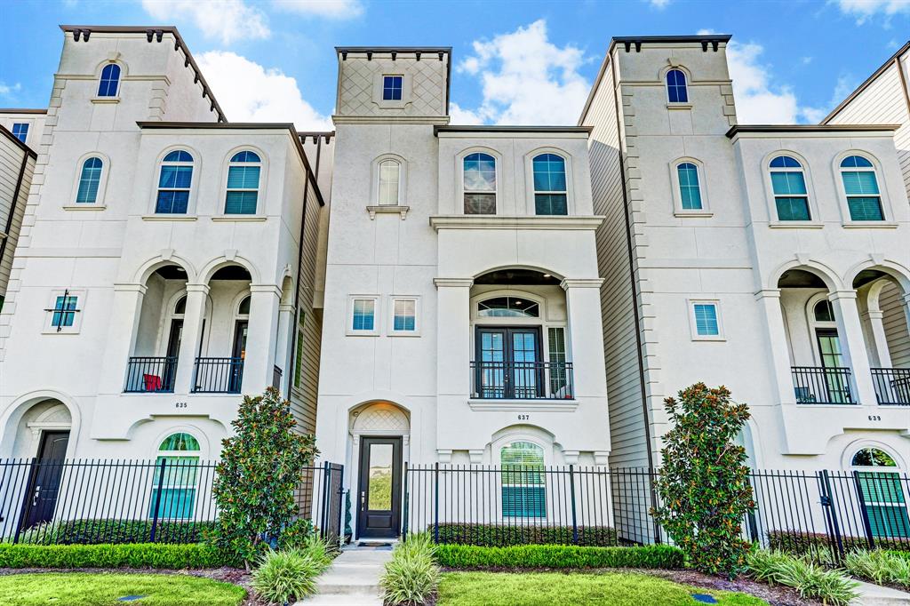 Welcome home to 637 Middle Street! Stunning 4-story free-standing home with 3 bedrooms, 3 1/2 baths, a balcony, and a rooftop terrace. Located within the upscale gated community East End on the Bayou, this beautiful single-family home boasts a location on the Southern bank of Buffalo Bayou with direct access to parks and hike and bike trails and easy access to the Medical Center.