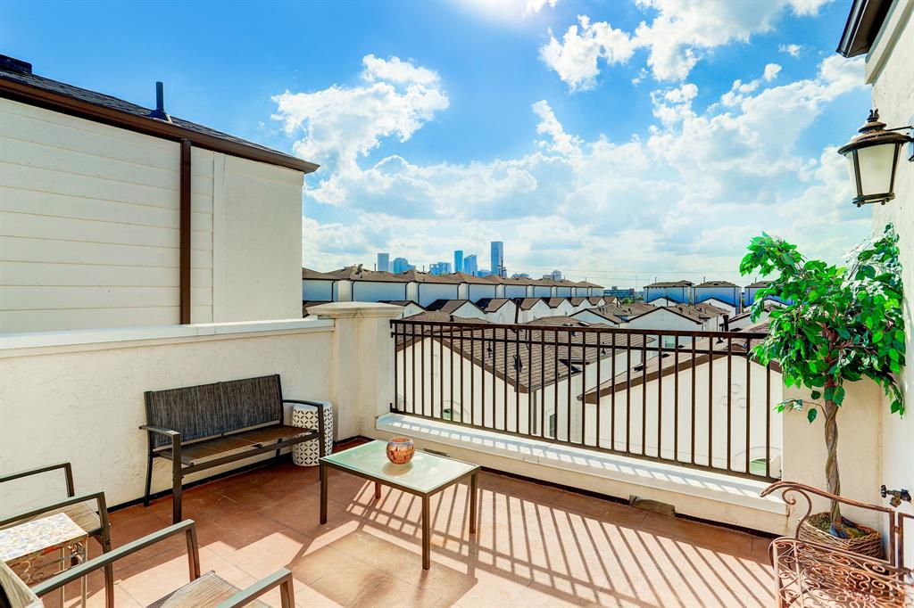 The topmost floor of this lovely home provides stunning views of the town and its surroundings. Guests can live it up while enjoying picturesque scenes, or sit back, relax, and savor the relaxing atmosphere.