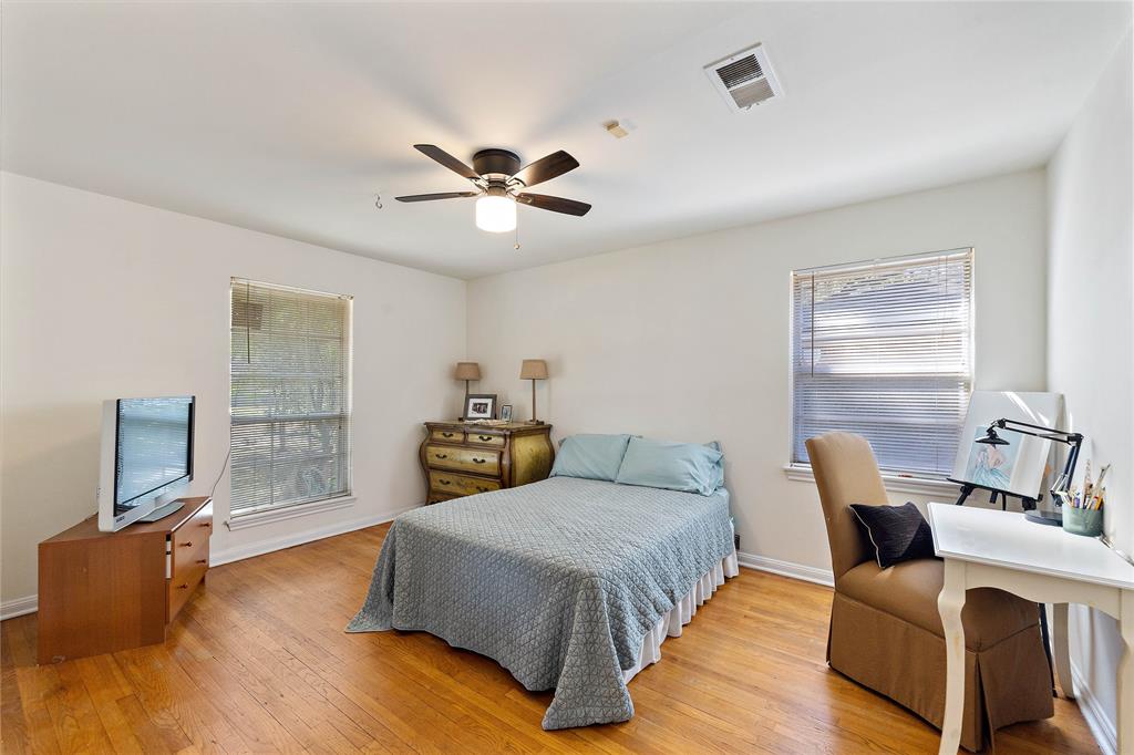 This capacious bedroom with gleaming hardwood flooring reflects the luminous natural light astonishingly. This space welcomes great potential for design and innovation. The double windows featuring horizontal blinds offer superior light control.