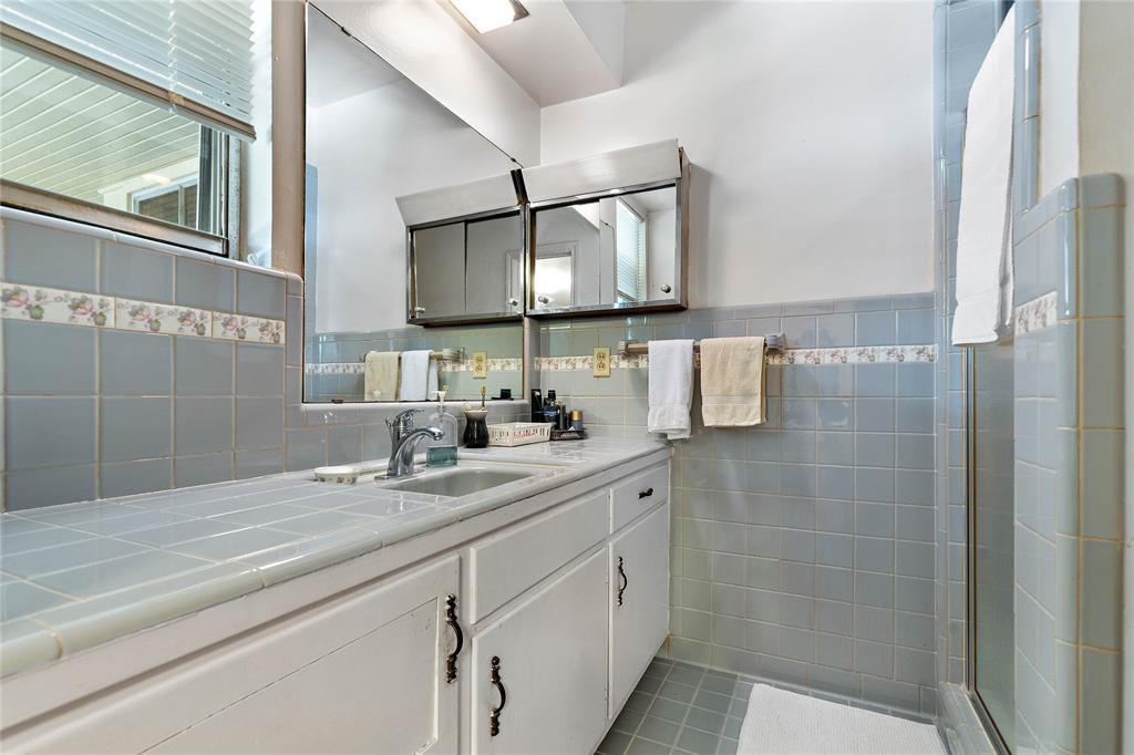 This corner of the bathroom perfectly depicts your bright mornings to marvelously start off your day on a high-note. The commodious tile countertop ensures ample space for all your routine needs and convenient daily preparations.