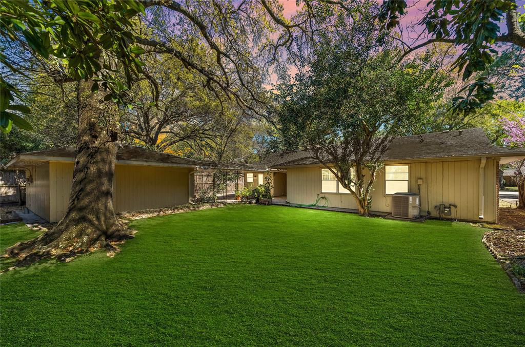 The foliage surrounding the property is something to be thankful for as it keeps the area cool and with lots of shade.