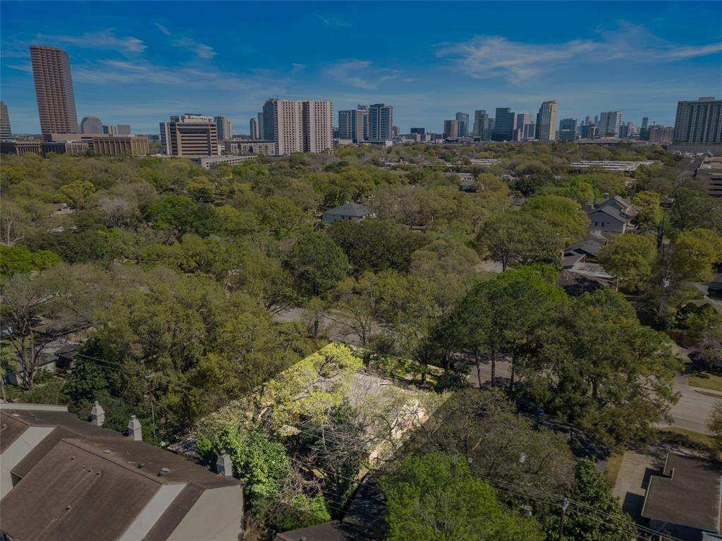 Fantastic opportunity to live in the highly sought-after neighborhood of Galleria. Observe the easy access from your Briarcroft home into Downtown Houston.