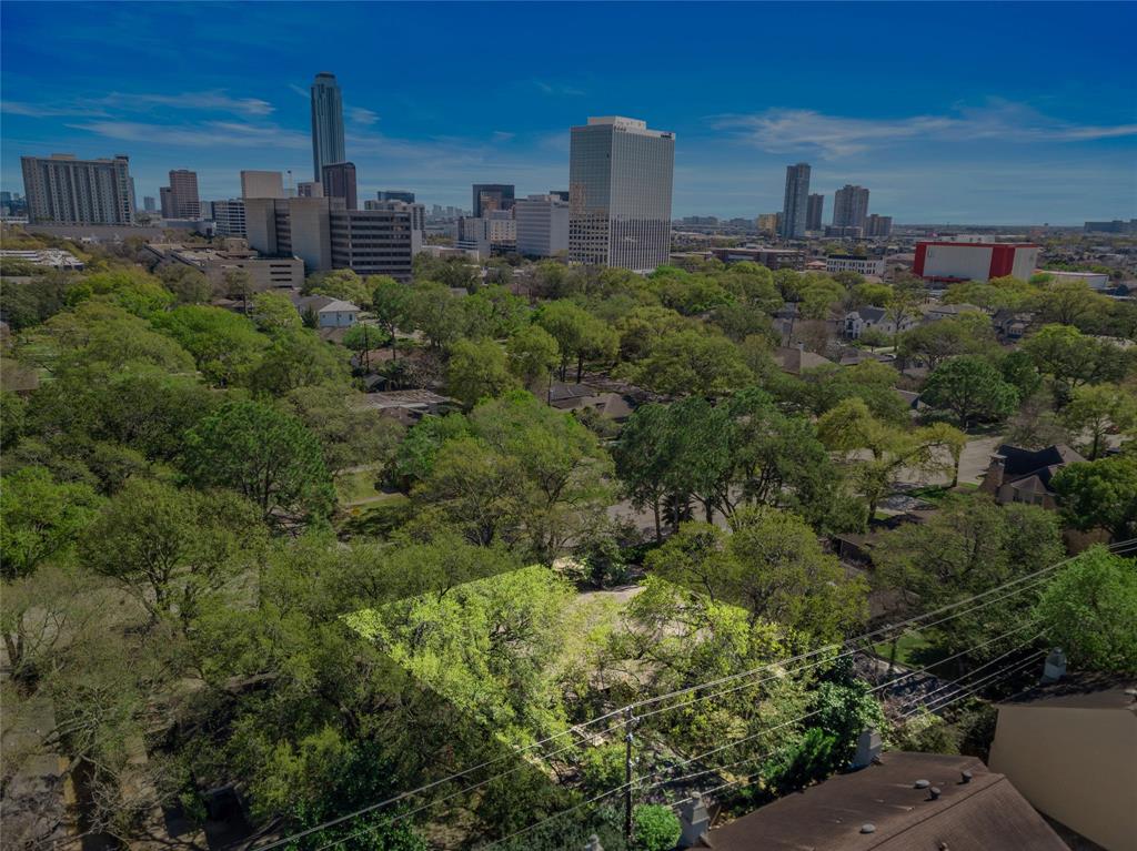 As one of Houston’s key districts, a few steps away from your 9000+ square foot lot will take you to a premier shopping destination. The Galleria area is filled with fashion boutiques and various retail hotspots. Galleria homes are within minutes of over 425 dining and entertainment establishments.