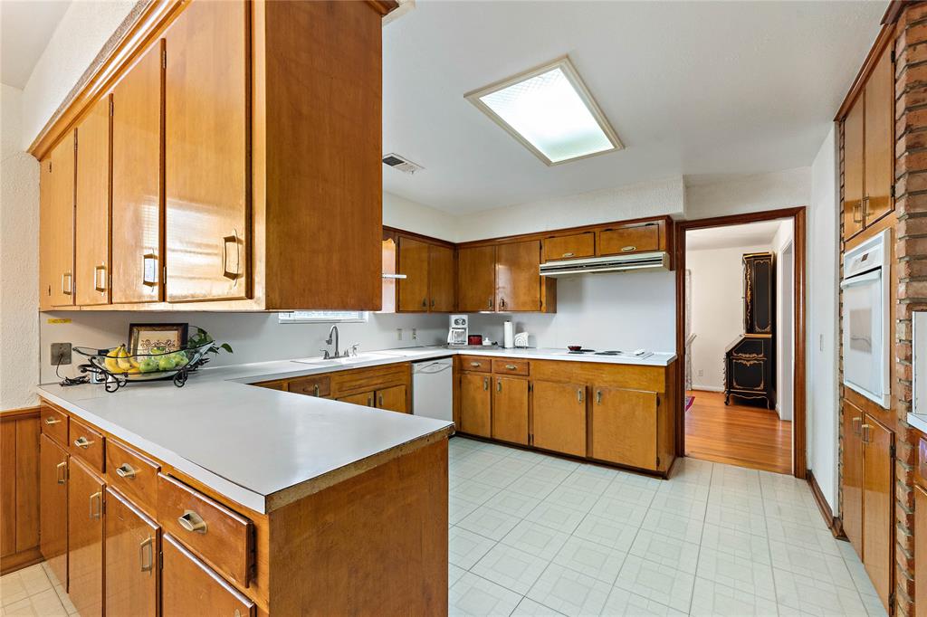 The palatial kitchen offers generous storage space in its immaculately polished hardwood cabinets and wide countertops. Its brightly lit interiors and wide floor space provide ease and convenience in putting together special, intricate meals.