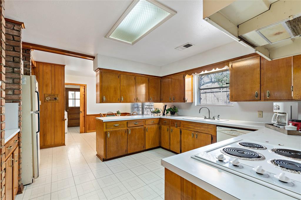 Strategically placed windows fill the kitchen and breakfast area with copious amounts of natural daylight. Just beyond the breakfast area is a laundry room with easy outdoor access, all within this commodious open space.