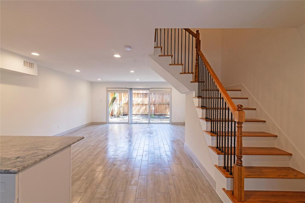 2609 Whitney, Houston, Harris, Texas, United States 77006, 2 Bedrooms Bedrooms, ,1 BathroomBathrooms,Rental,Exclusive right to sell/lse w/ named prospect,Whitney,70253997