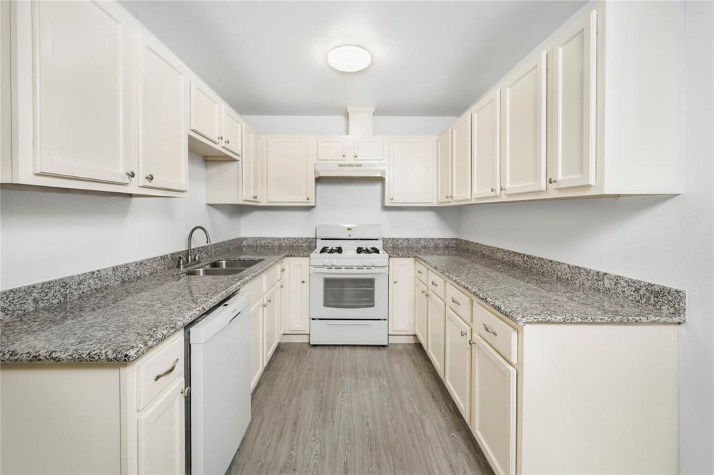 Super clean Kitchen features granite countertops, dishwasher, gas range and disposal