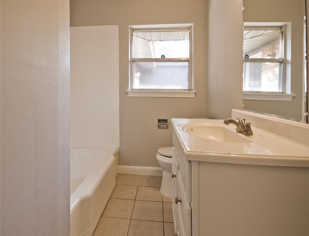 Main bathroom off bedrooms with shower/tub combination