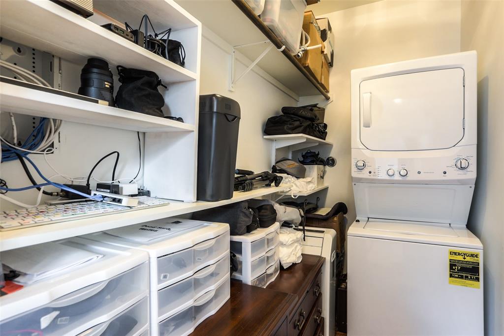 Garage Apartment: Large closet with stackable washer and dryer that stay!