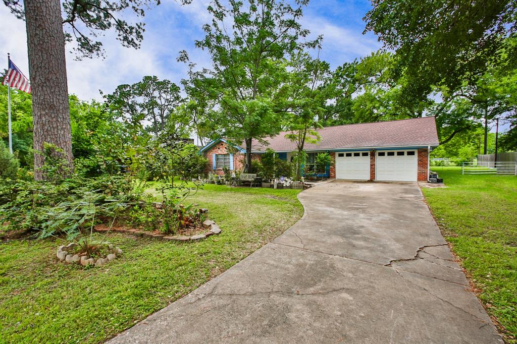 1021 Blackhaw Street Houston, Texas ENERGY CORRIDOR!!! PRICED TO SELL!! This is one of the best location on the West side. Easy access to I-10, Katy, Energy Corridor, City Centre, Memorial City Mall and more. Beautiful 1 story located in a niche wooded cozy community with