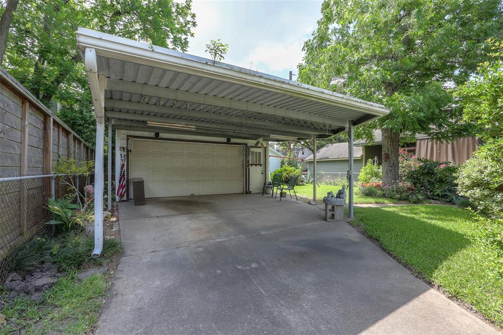 This home also has a 2 car garage with car port.