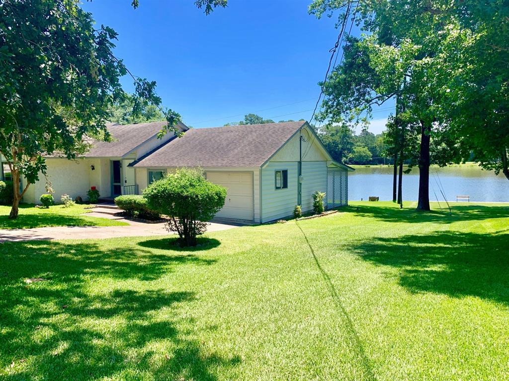 184 W Lake Drive, Livingston, TX 77351