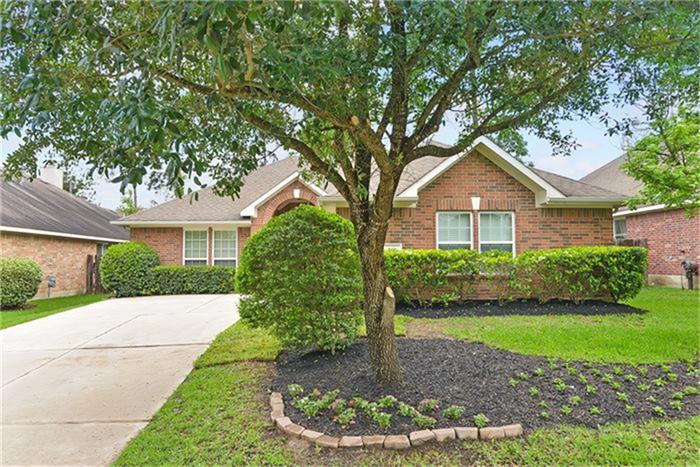 143 S Queenscliff The Woodlands, Texas Lovely single story home in the desirable Queenscliff neighborhood in Sterling Ridge! Gorgeous island kitchen with ample storage and counter space. Open floorplan is perfect for entertaining and family time! Rich hardwood flooring in main living areas. 3 bedrooms plus study. Spacious master suite with separate shower and spa tub. Rear covered back porch. Excellent location! Park and pool directly across the street! Exceptional schools! Walk to Coulson Tough Elementary and TWHS 9th Grade Campus!