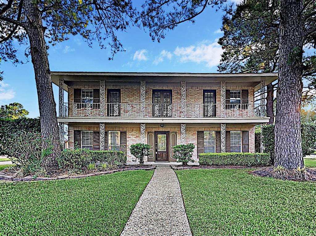 17623 Cassina Drive Spring, Texas Gorgeous home in Cypresswood, move in ready and available to view! This home features an updated kitchen with a full appliance package, hard wood floors, an open floor plan, plantation shutters in living room and wood blinds throughout. Call today to schedule your appointment. Room sizes are approximate.