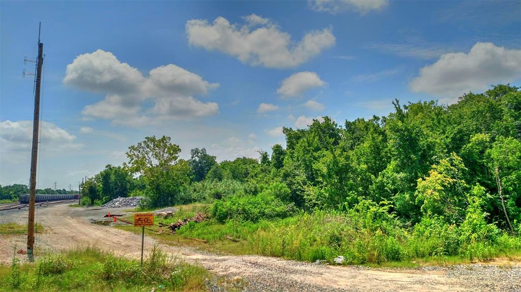 Hirsch Road Houston, Texas 2.552 Acre lot ready to build a nice home, apartment complex or business. Commercial Potential, No Restrictions.