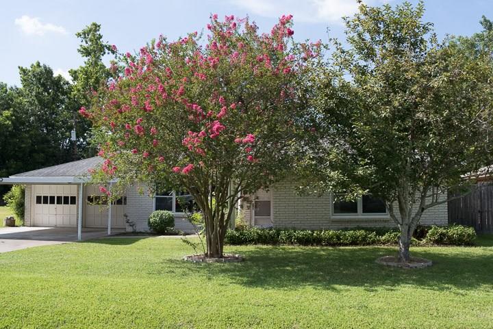 8746 Candace Street Houston, Texas Wow! A great opportunity awaits for you to transform this cottage to your dream home! Lots of natural light, large rooms and a huge yard with great accessibility to area business, medical, and shopping districts! Lovely, mature, close-in neighborhood with new construction all around! Zoned to award winning Spring Branch ISD! Don't miss out, schedule your showing today!