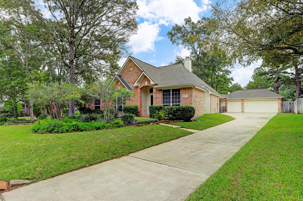 3 S Acacia Park Circle The Woodlands, Texas Beautiful one-story home in Alden Bridge! Corner lot, large back yard, covered patio w/fan, 3 car garage w/storage in attic. 3 bedrooms, study, 2.5 bathrooms, formal living and dining areas with hardwood floor. Kitchen features granite counters and island. Great location, close to everything! Walking distance to park and Mitchell Intermediate School. 0.7miles to Alden Bridge Village Center (restaurants, grocery store, nail salon, karate school, orthodontist, toy store, pharmacy, gas station, banks, medical care, and more). Exemplary Rated Schools. Easy access to jogging and bike paths. Washer, Dryer, Refrigerator, Pest Control and Yard maintenance are INCLUDED! Available Sept 02, 2019.