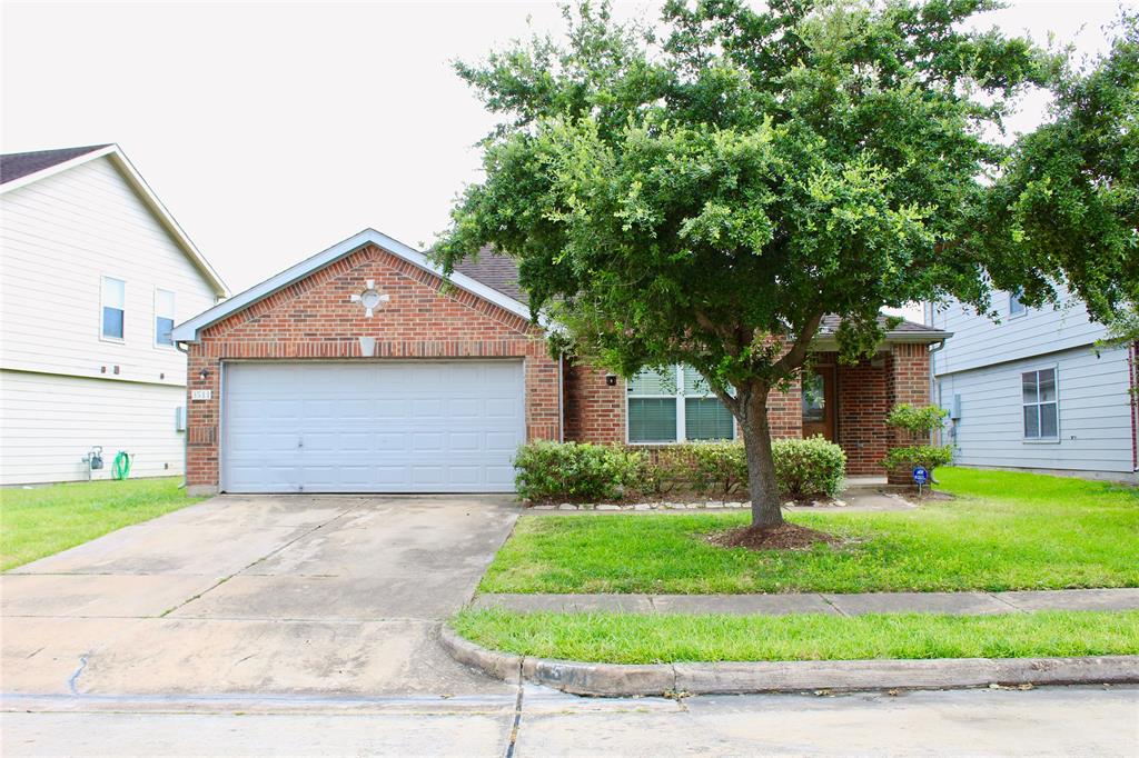 3511 George Washington Lane Missouri City, Texas This is a gem in the rough and in need of TLC. A 1-Story with 4 Bedrooms, 2 bathrooms, Living Room, Family Room and Dining Room with Kitchen opens towards Family Room. DID NOT FLOOD.