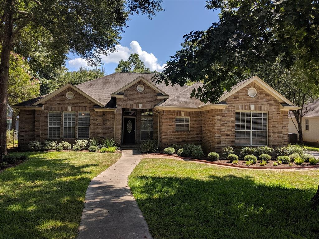 123 Park Way Conroe, Texas Beautiful & spacious rental in lovely neighborhood of April Sound in Montgomery with 3 bedrooms/ 2 bathrooms.
Home has great open floor plan with an extra large den and a bonus room that can be used as a study or a home office! Home is close to Lake Conroe, restaurants, shopping and more! Excellent curb appeal and an awesome screened back porch with water feature that you will be sure to enjoy! Home is ready for immediate move in after carpet replaced on Wednesday August 70. Pets are allowed on a case by case basis.