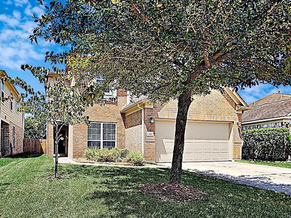 2319 Stiller Ridge Way Spring, Texas A spacious cozy home located in close proximity to the major highways, schools, and shopping. In addition, this home
includes tiled and wood floors throughout plus large bedrooms w/ample closet space. The kitchen comes equipped with a
breakfast area and plenty of cabinets/counter space. Many additional features such as a fireplace, formal dining room, and
ceiling fans throughout. Enjoy the private back patio with fully fenced in yard, great for entertaining. Call today to make your
appointment! Room sizes appx.