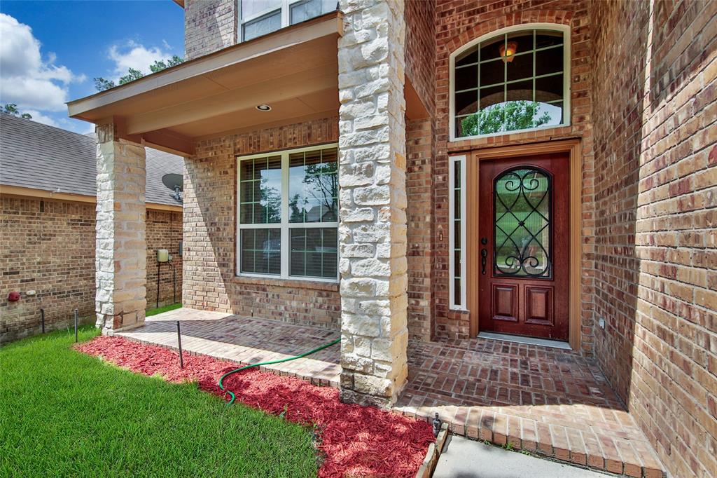 210 Black Swan Place The Woodlands, Texas Beautiful 4 bedroom home with 3.5 bath large private yard with no back neighbor perfect for a future pool. fantastic trees surround this property. Walking distance to the playground and splash park.
Open kitchen large windows and high ceilings make this home great for entertainment and family nights. Make an
appointment and come see you future home.appliances included with the rent washer dryer and refrigerator. Short term lease available at a higher price please call for more information property is unfurnished