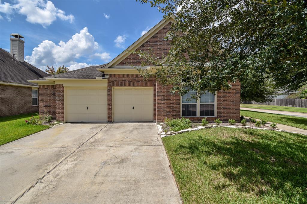 28507 Peper Hollow Lane Spring, Texas Great one-story home with 4 bedrooms! Located on a corner lot. Home has tile floors for heavy traffic area, two formals at the entrance, beautiful open kitchen, and open floor plan. Extensive back yard offers a high patio. Extended 2-car garage with added workbench built. Energy efficient home! Great schools and lots of amenities like jogging trails, swimming pool, tennis court. Fridge provided. Pets case by case.