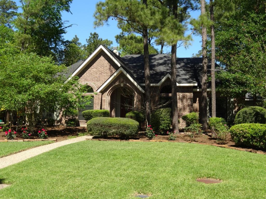 21 Cornerbrook Place The Woodlands, Texas Beautiful home in the heart of The Woodlands, conveniently located to all the amenities the community has to offer. 4 bedrooms, large living area, formal living & dining room, great built ins, covered patio, and spacious master bath. Come apply today before this fantastic home is gone!