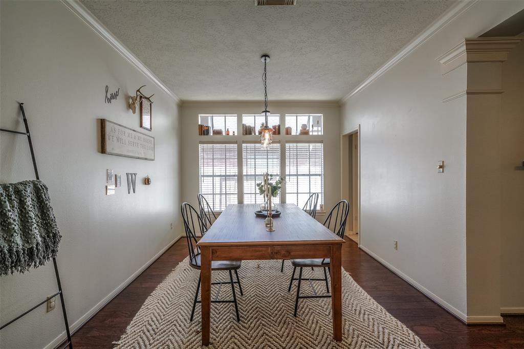 This spacious Formal Dining is perfect for family dinners and family gatherings.