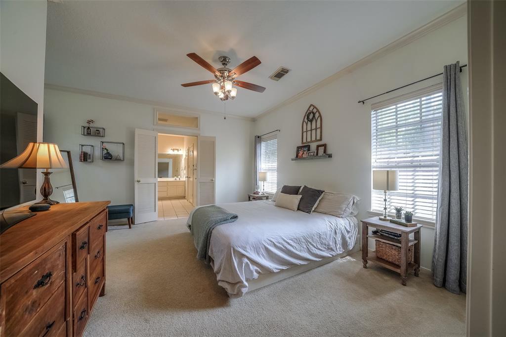 Retreat to this large Master Suite after a long work day for some Rest & Relaxation.