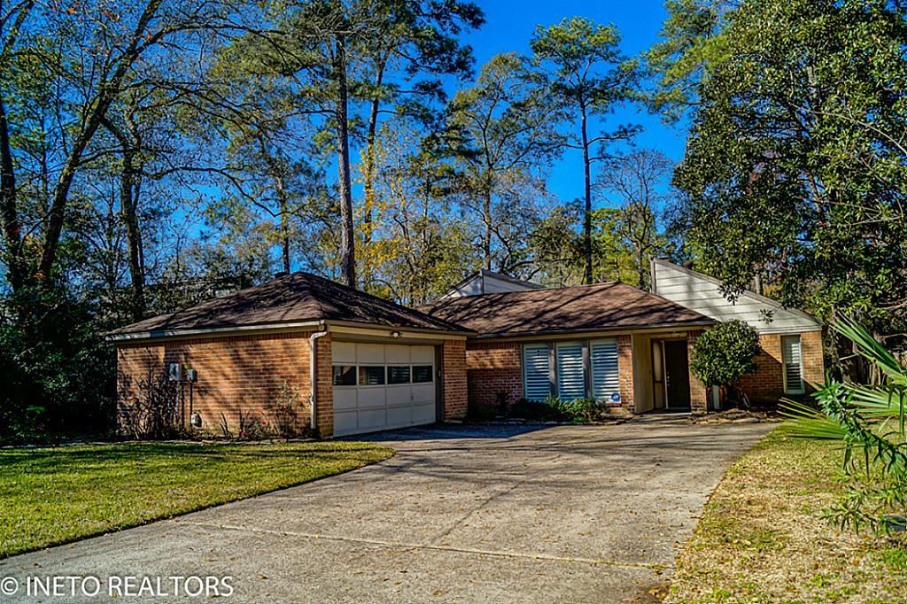 2016 Bristlecone Place The Woodlands, Texas This large 1 story says WOW the moment you walk in. The Open floor plan flows around the central atrium area. Stained concrete flooring thru out. Recent modern style cabinetry, lighting and plumbing fixtures. Black Granite counters, stainless appliances, slate fireplace. The Master Bath features a 2 person Jacuzzi tub with a rain shower head, updated cabinetry, built in storage and more! Located on a culdesac street within minutes to Town Center, & 45! PRICE INCLUDES BI-WEEKLY LAWN SERVICE