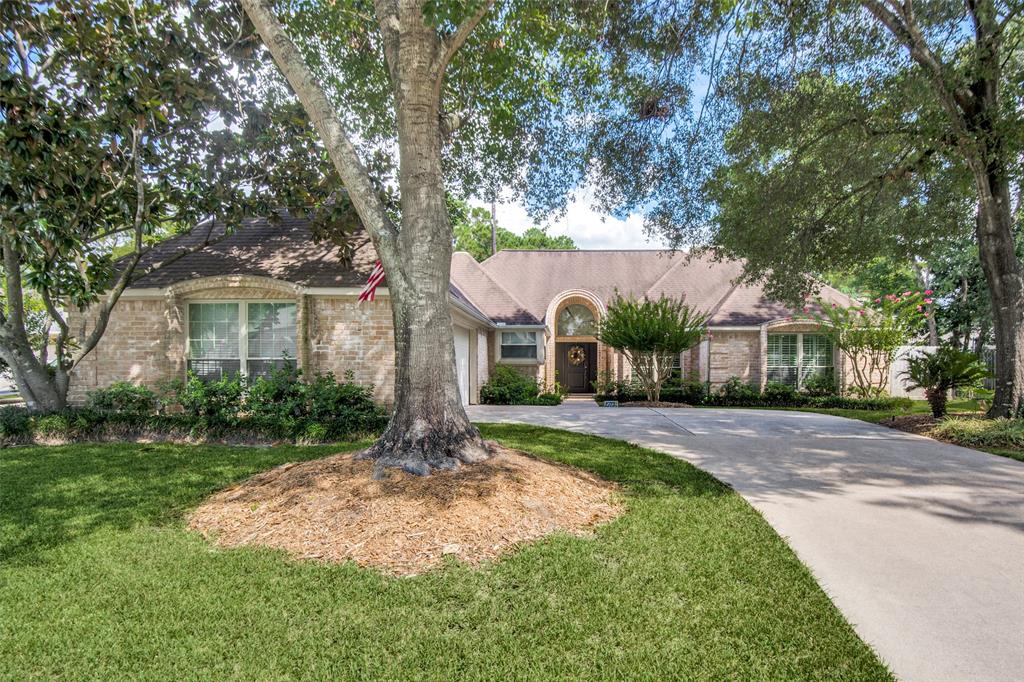 2723 Morning Leaf Ct Spring, Texas Beautiful well maintained home close to I45N, 99 Loop and Hardy Toll, Exxon Headquaters, and The Woodlands. This one story home offers 3/4 bedrooms, 2 full bathrooms, whirlpool jet tub in master bedroom, recently remodeled to suit the most discerning taste. Private pool and well manicured yard. The kitchen is a cooks' delight, stainless steel appliances including refrigerator, exotic granite counter tops. And many more amenities. Bring your approved tenants. This property will be available November 1st. 2019.