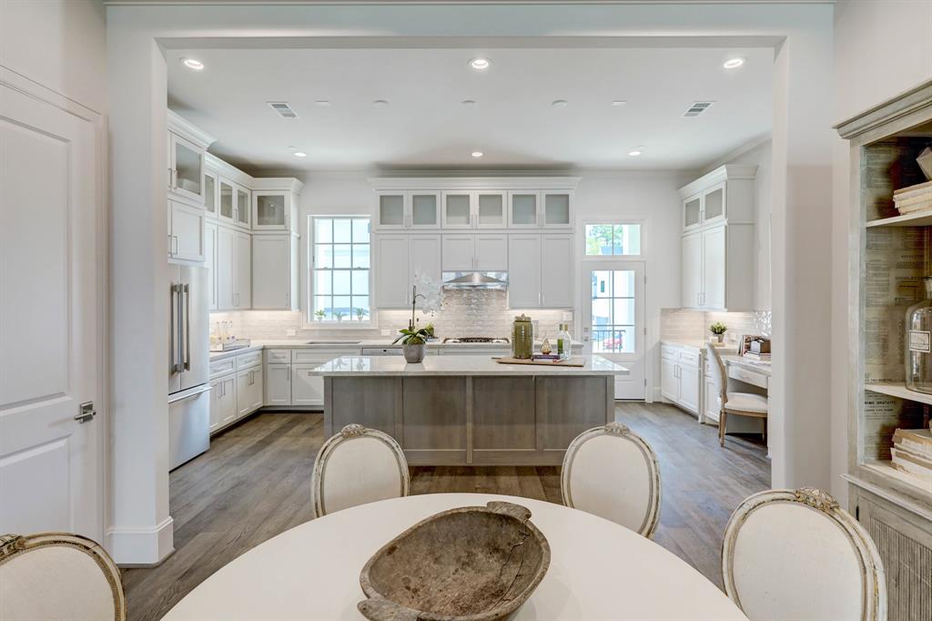 313 4 Royale Heights Lane, Houston, Texas 77024, 3 Bedrooms Bedrooms, 9 Rooms Rooms,4 BathroomsBathrooms,Single-family,For Sale,Royale Heights,58892077