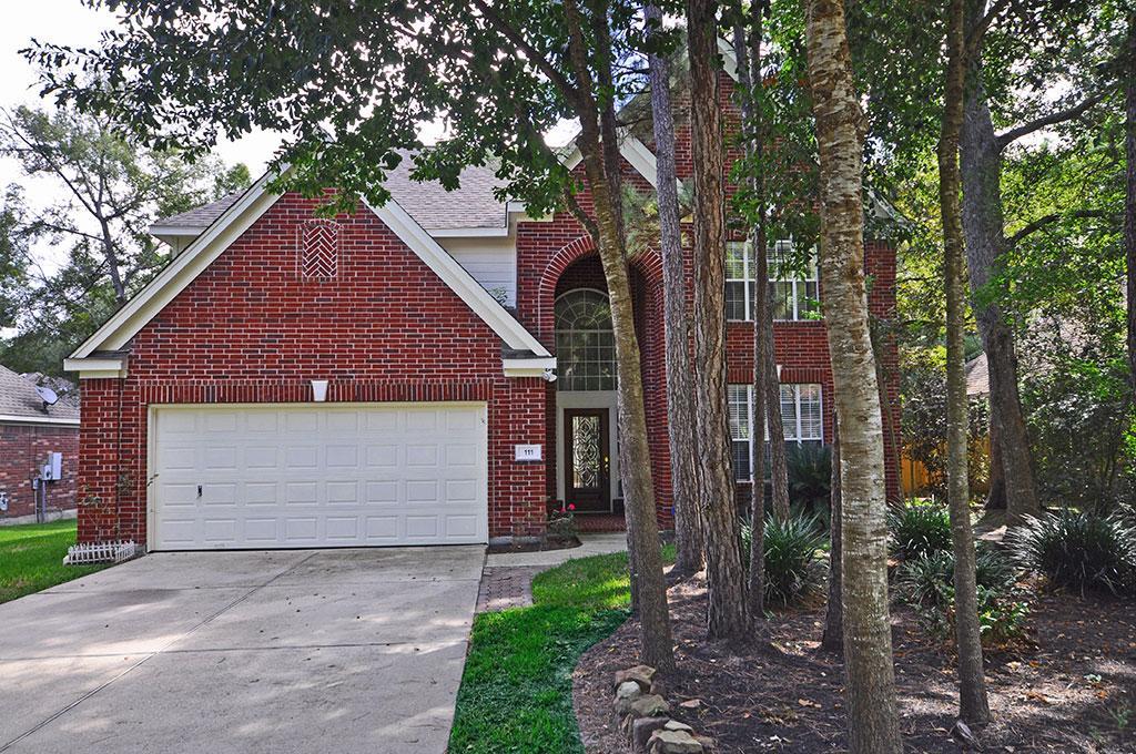 111 W Stockbridge Landing Circle The Woodlands, Texas Two story, spacious, 5 bedroom, 3-1/2 bath with Master on first level in a great neighborhood. Island kitchen opens to family room. Four secondary bedrooms & 2 full baths located upstairs. Fabulous location close to shopping, restaurants, schools and parks. Convenient access to FM1488 & I45.
