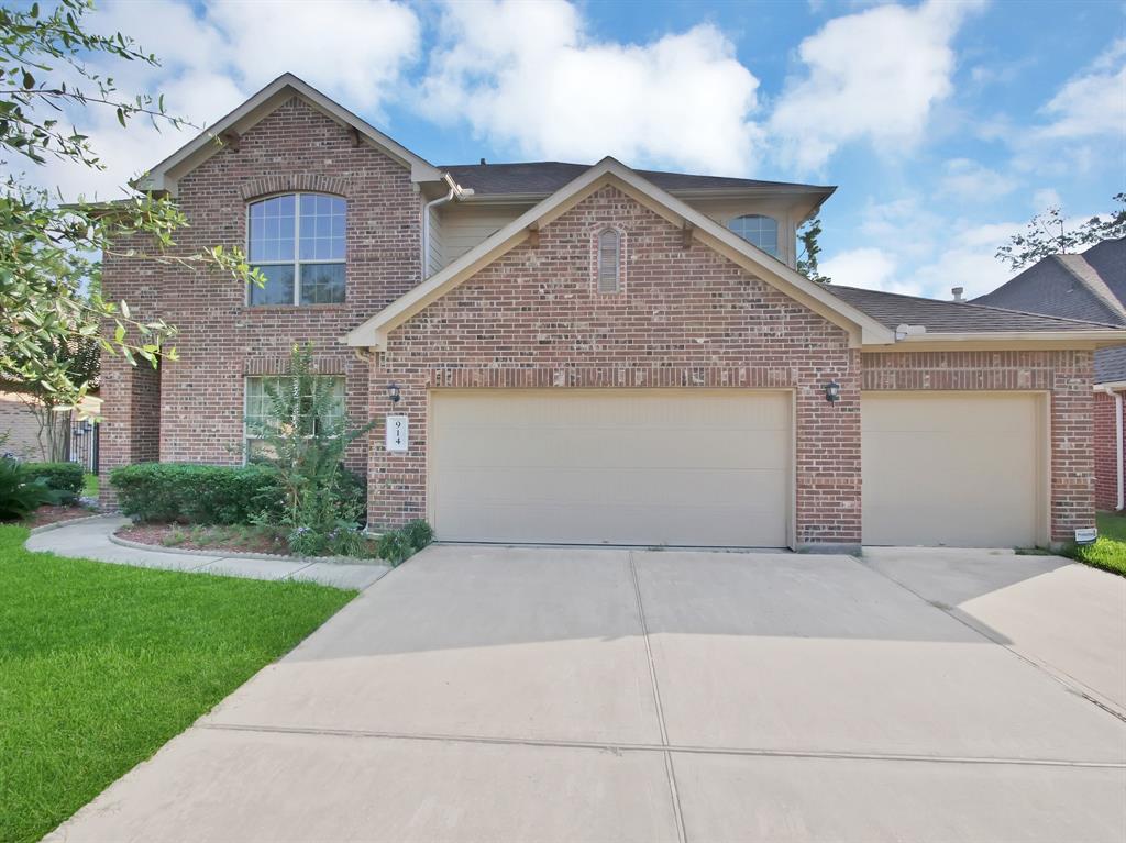 914 Liberty Springs Way Spring, Texas Beautifully maintained home located in the gated community of Spring Lakes on Liberty Springs Way. This gorgeous two-story home lives up to the name of the community featuring 4 bedrooms, 3.5 baths and a 3 car extended garage. The bottom floor has a formal dining room, breakfast area, den, and living room that's also furnished with dining table, leather sofa and entertainment shelf. Enjoy this home with a beautiful lakeview. It's definitely the place to entertain family and friends both inside and outside. Easy commute to downtown, the airport, and the Woodlands.