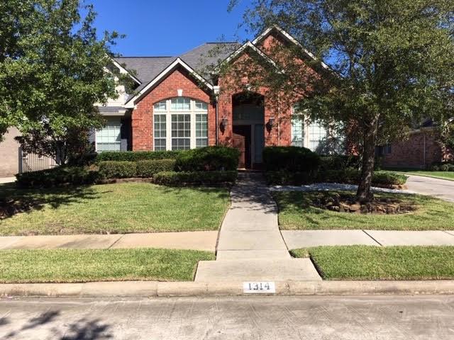 1314 Town Moor Court Spring, Texas LARGE UPSTAIRS BONUS ROOM WITH HALF BATH---2 CAR GARAGE ON CUL-DE-SAC STREET---BOTH FORMALS; LARGE ISLAND KITCHEN OPEN TO FAMILY ROOM MASTER BEDROOM IS VERY LARGE. ITS WALKING DISTANCE TO HESSLER ELEMENTARY. The upstairs can be a bedroom or a family room. There are 2 full baths and one half bath downstairs and a full bath upstairs. Also, there is a nice size STORAGE SHED behind the garage.