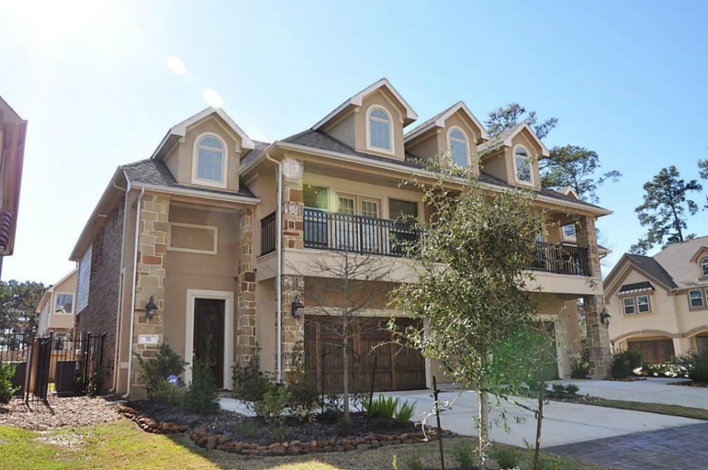72 Blissful Ridge Court The Woodlands, Texas Village Builders Vintage Villas: Burgundy Plan (C elev) in The Woodlands. Only 1 shared wall! All stainless steel appliances included! Features a wine fridge, spacious family rm, gourmet island kitchen light cabinets + dark accent island, silver fixtures, & exotic granite countertops throughout. Beautiful 7'' Oak hardwood floors in the entry/family/kitchen. Framed mirrors in all baths. Luxurious master suite. Cvrd patio w/pavers; 16 SEER HVAC & More!