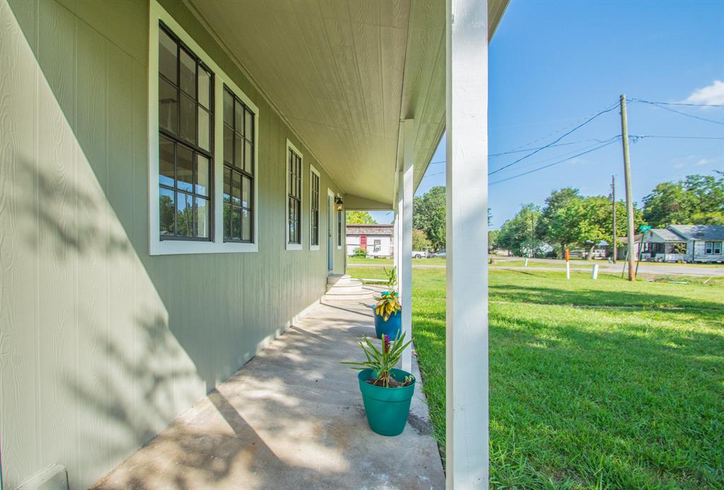 2023 Avenue E Danbury Tx 77534 Har Com