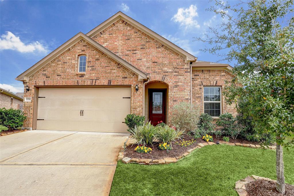 23710 Walnut Maze Court Spring, Texas This impressive light, bright one-story home in an excellent location boasts an open-concept floor plan with stunning wood-look floors and gorgeous island kitchen offering crisp, expansive granite countertops, beveled subway tile, stainless-steel appliances, abundant cabinetry and large breakfast bar. Kitchen opens to a lovely living area with gas fireplace featuring marble surround. Relaxing master suite is complete with dual vanities, garden tub, separate shower & walk-in closet. Two sizable bedrooms are split for privacy from the master along with small niche that can be used as desk area. Flex room in front of house can be used as bedroom, study or playroom. Massive backyard with ample room for pool has covered patio ideal for relaxing or entertaining guests. North-south facing home is great for hot summer days & energy efficiency. Zoned to superb Klein ISD & situated near shopping & dining, home provides quick access to Hwy 99, I-45, Hardy Toll, Bush Int’l Airport & Exxon Campus.