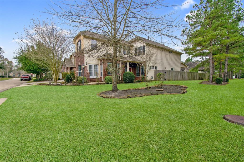 23 Julienne Trace The Woodlands, Texas Amazing location! Minutes to the Woodlands Waterway, Woodlands Mall and Medical District. Perfect for a primary residence, second home or investment property. Luxuriously upgraded Diagonal tile done. Granite, island kitchen with stainless steel appliances. Fireplace, bookcase and arched big screen TV niche in family room. Large study with built in bookcases, desk plus french doors to outside. Huge master bedroom with sitting area. Large gameroom with built in bookcases.