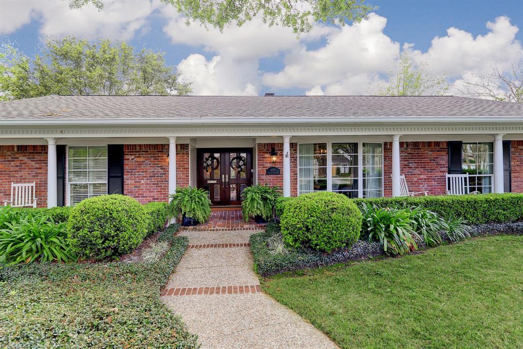 Charming ranch style home has great curb appeal.
