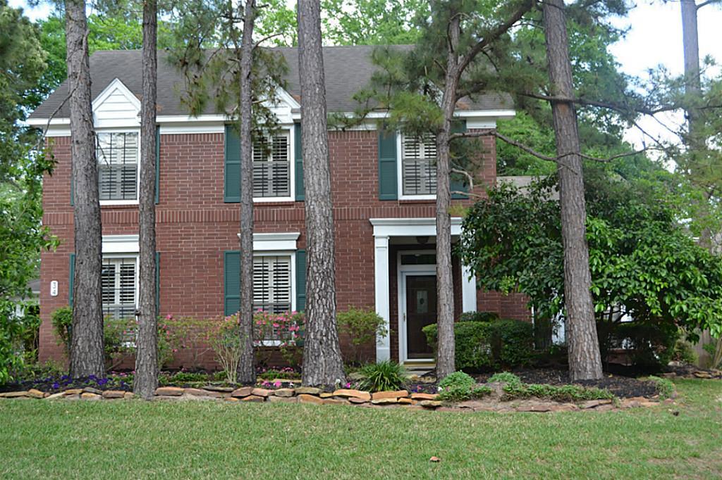 34 N Duskwood Place The Woodlands, Texas Stunning home in the heart of The Woodlands. Home boast $50,000 in recent upgrades & improvements. Completely Renovated & Customized gorgeous.Kitchen,Plantation Shutters throughout. Udated master bathroom. All tile downstairs. Walking distance to Powell Elementary and TWHS. Superior neighborhood park a block away. Two more parks and duck pond within walking distance. Easy Access to I-45 and FM 1488. New refrigerator, washer & dryer. Move in ready!