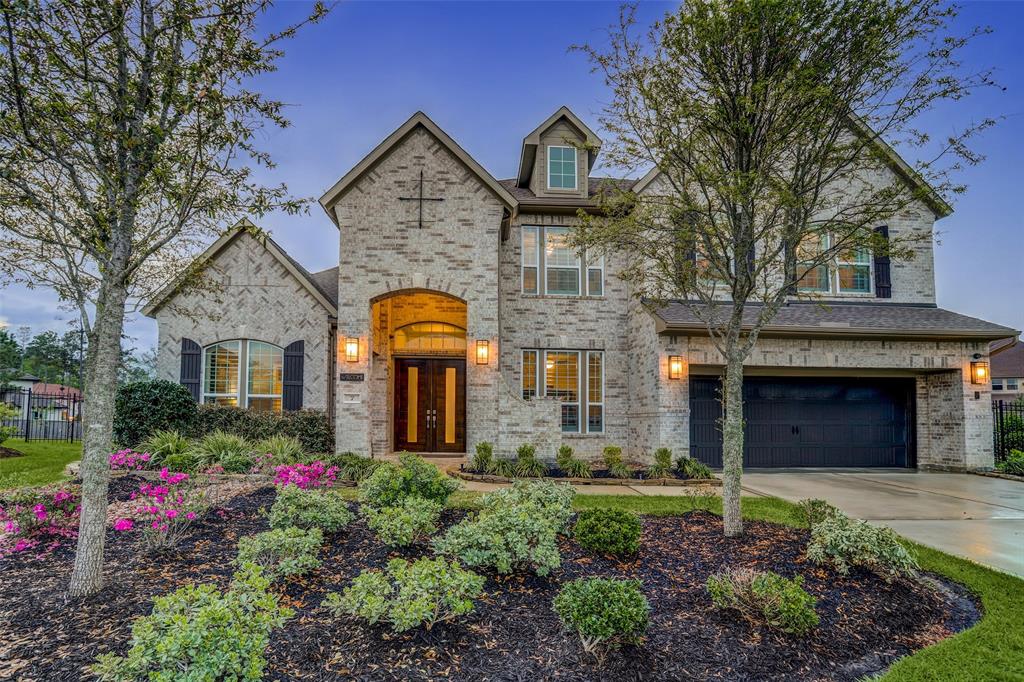 7 Jaden Oaks Place Tomball, Texas On a massive cul-de-sac lot, the dream home becomes a reality in this stately and elegant masterpiece offering seamless movement between the chef’s kitchen, elegant dining room and large living area that features exposed beams, custom built-ins, walls of windows, expansive sliding doors, surround sound and soaring floor-to-ceiling stone fireplace. Exquisite double front doors, stunning Carrara quartz counters and transitional wood-like tile create a striking impression in this fine home with en suite guest bed down and study w-French doors. Superb island kitchen with breakfast bar, 42” cabinetry, subway tile backsplash & extensive walk-in pantry offer stainless-steel appliances, including 5-burner gas cooktop & double ovens. Luxurious master retreat w-custom accent wall, tray ceiling & expansive windows, provides bath w-walk-in shower, modern free-standing tub & walk-in closet. Home is complete w-3 en suite beds up, game & media rooms, extensive covered patio & oversized 3-car garage.