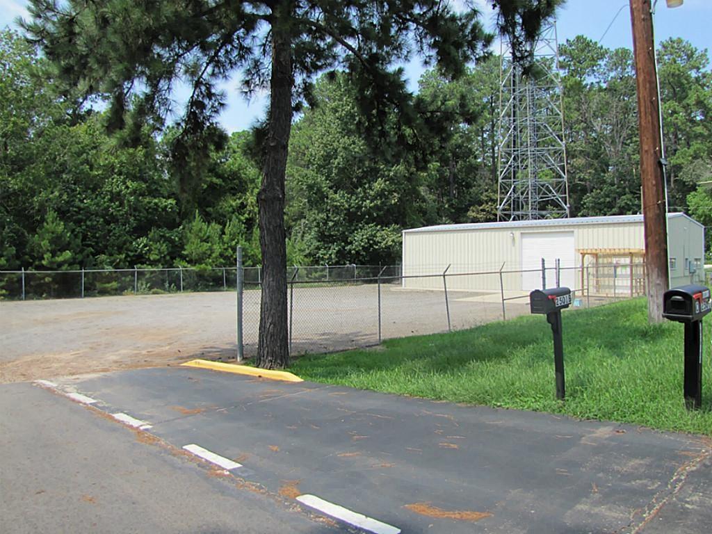 2501 N Interstate 45 C Conroe, Texas Long term lease available. 1,800 sq ft office/warehouse are both insulated and have central a/c and heat. Great I-45 sign frontage. Just down the street from Academy store in central Conroe. Water/sewer included in rent. See info sheet on front gate.