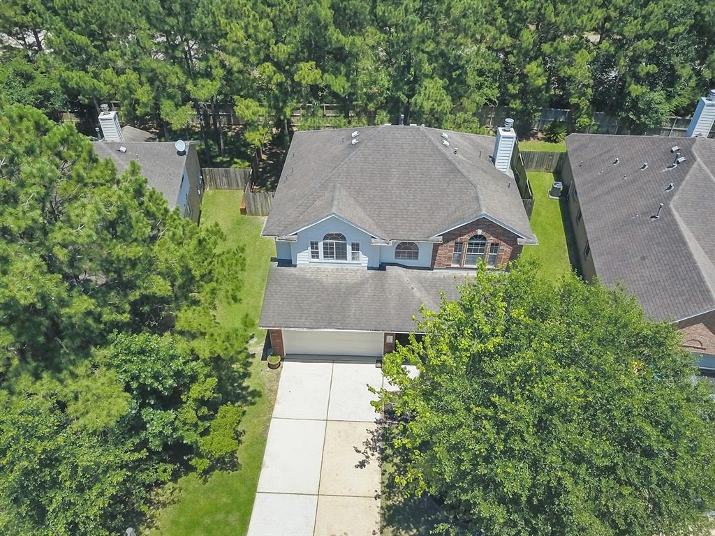 18 N Queenscliff Circle The Woodlands, Texas Located in The Woodlands Sterling Ridge, this beautiful home with a perfect floor plan for a family and entertaining. With 3 bedrooms on the second floor and a fourth room that can be use as a nursery, gym, study or an extra bedroom. Just across of Cranebrook park and Coulson Tough elementary school. Walking distance from 9th Grade Campus. Stainless steel refrigerator. Sprinkler system and a study in the first floor.
Ready for immediate move-in! New carpet in the stairs and new tile wood in the first floor and in the gameroom upstairs. Dont miss the opportunity to call this house your home.